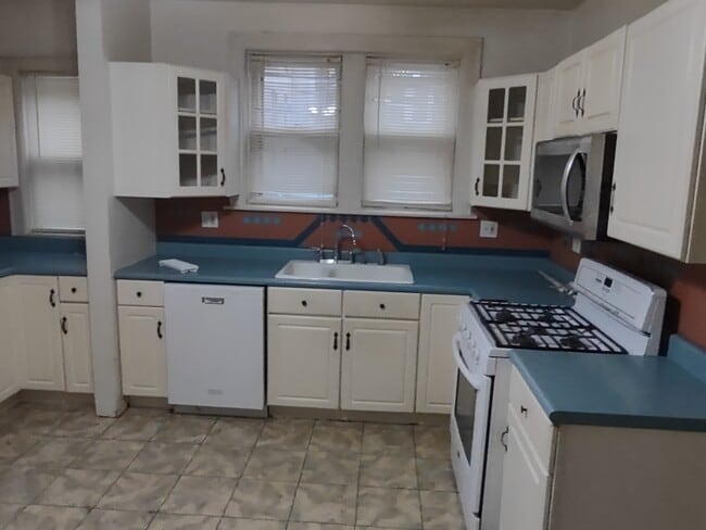 Cocina - 7219 N Wolcott Ave