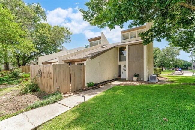 Building Photo - 12243 Glenview Dr