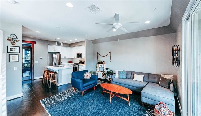 Building Photo - Beautiful 3 Bedroom 3.5 Bath Condo in San ...