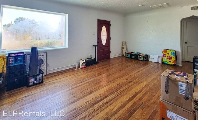 Building Photo - 3 br, 2.5 bath House - 807 Mission Rd