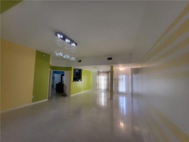 Building Photo - 827 Charlie Dr