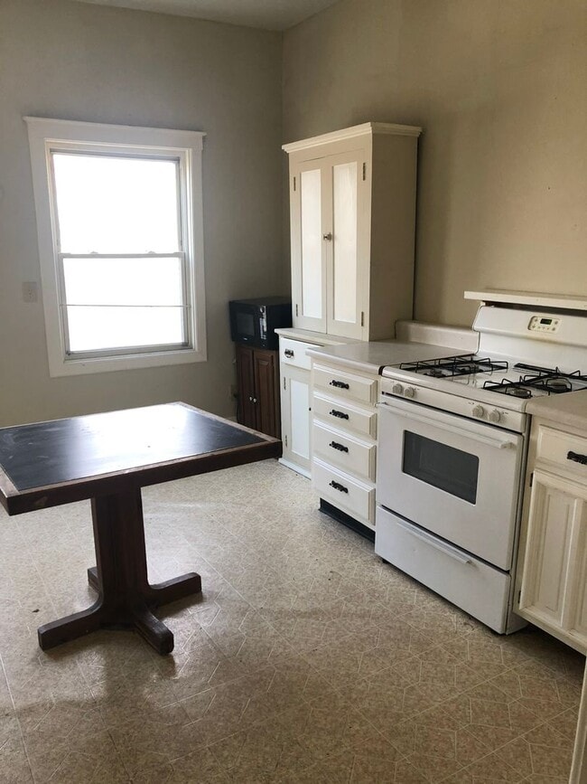 Building Photo - 1 BR 1Bath upstairs apartment