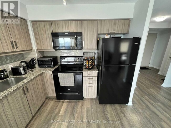 Building Photo - 30-1530 Meadowglen Pl