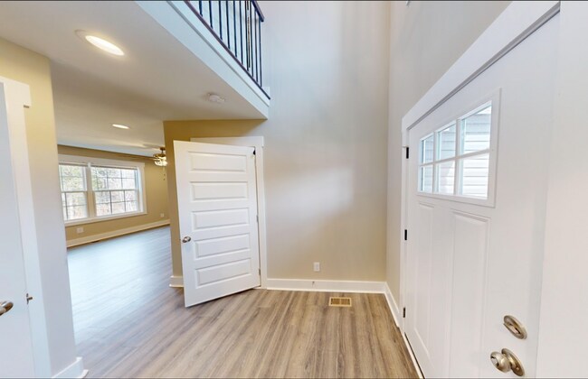 Foto del edificio - Beautifully Upgraded Home with Large Eat-In Kitchen And Spacious Primary Suite