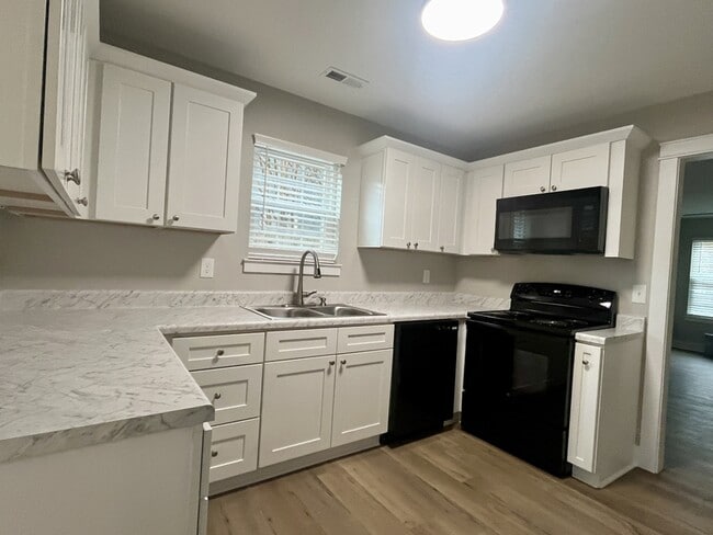 Building Photo - 2916 McDonald Dr SW