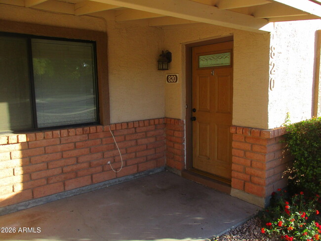 Building Photo - 820 W Knox Rd