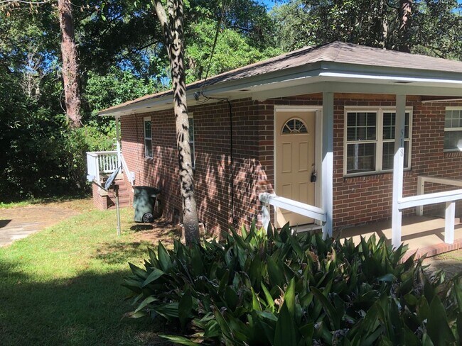 Foto del edificio - Great 2 BR 1 BA w/ Stack Washer/Dryer