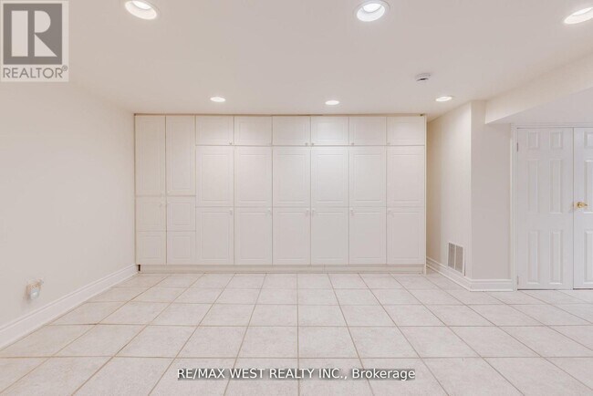 Building Photo - 606 Conacher Dr