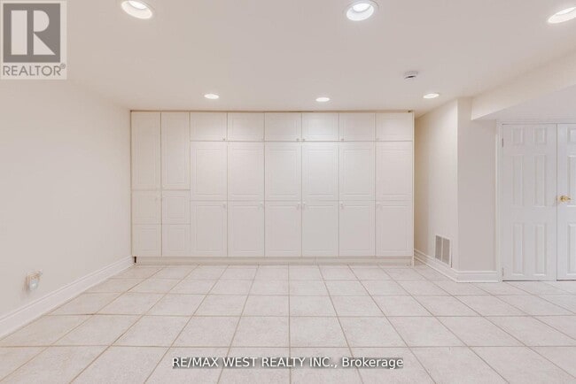 Photo du bâtiment - 606 Conacher Dr