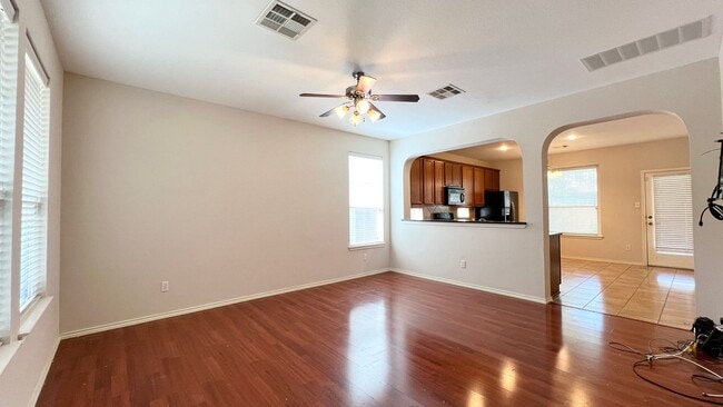 Foto del edificio - Fantastic Townhome in South Austin's Sweetwater Glen Neighborhood