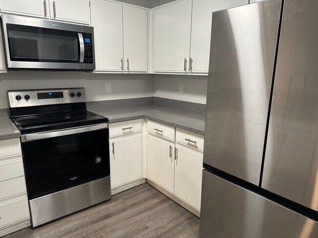 Foto del edificio - Remodeled and spacious 1 bedroom, 1 bathro...