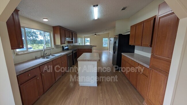 Building Photo - 13406 Lake Dr