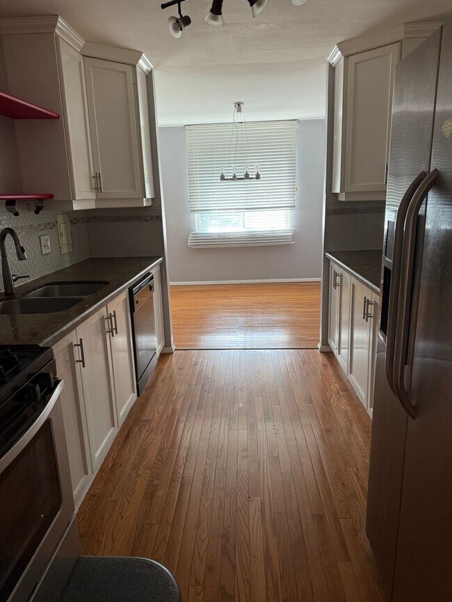 Foto del edificio - 2 Bedroom, 1.5 Bath, Pet Friendly Gas Heat Outside porch