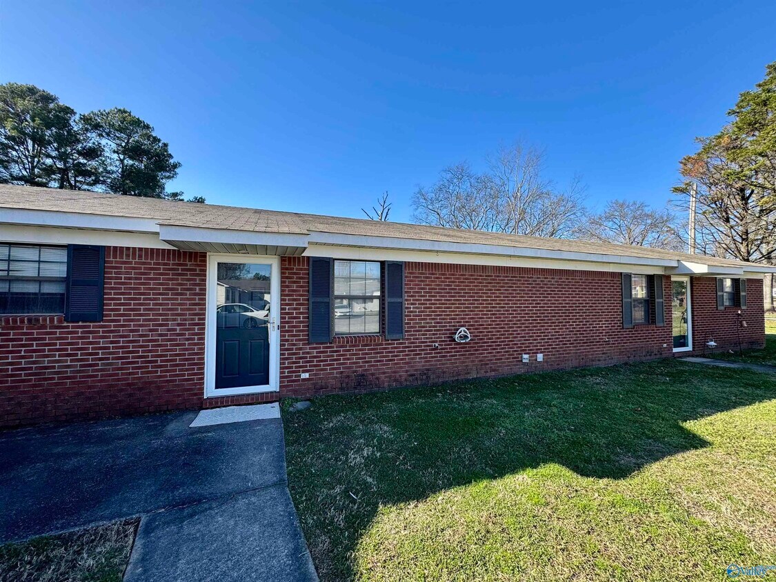 Building Photo - 508 McClellan St E