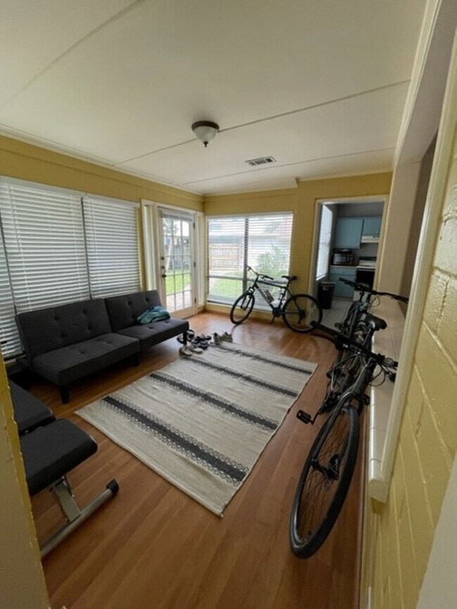 Building Photo - R1016 University Heights