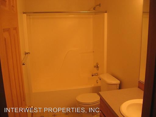 Building Photo - 4038 SE Powell Valley Rd