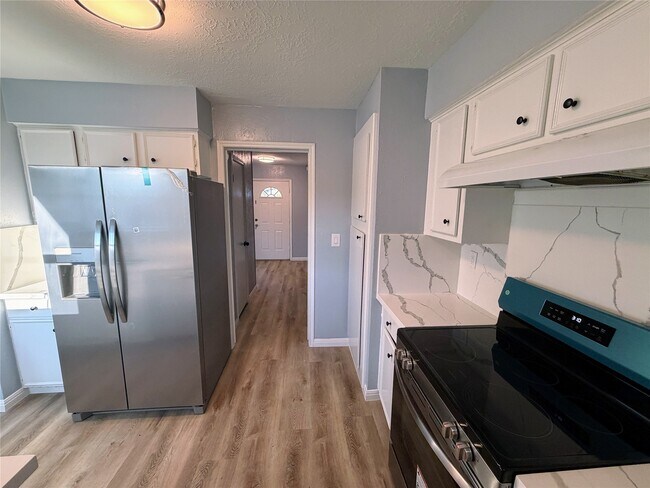 Foto del edificio - 8707 Sherrywood Dr
