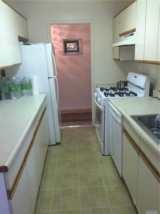 Foto del edificio - 825 Middle Neck Rd