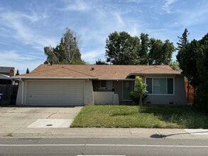Building Photo - 3095 Rosemont Dr