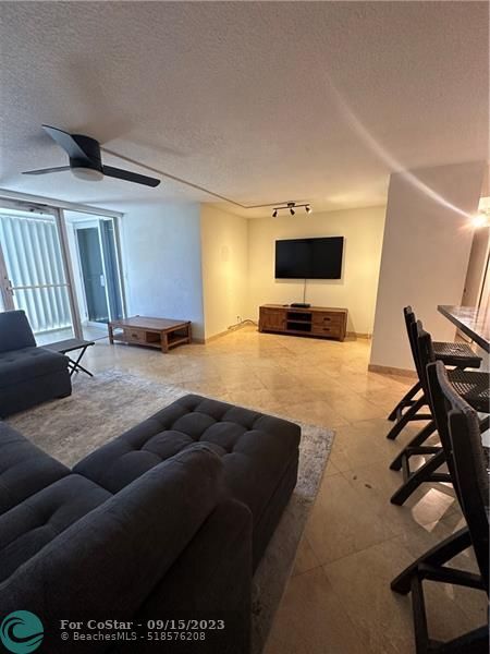 Foto del edificio - 2200 NE 33rd Ave