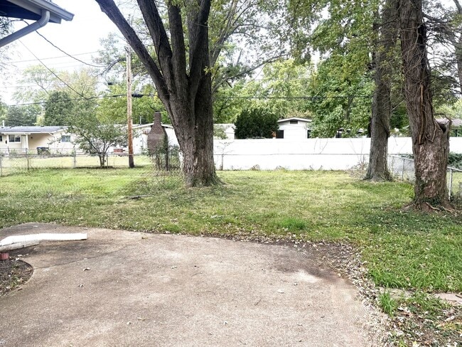 Building Photo - Florissant ready for move in - 3 Bed 1-1/2 Bath with Partially Finished Basement