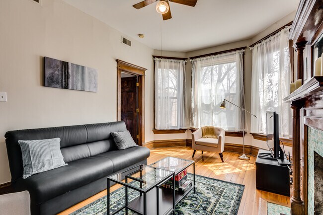 Sala de estar - 1648 N Oakley Ave
