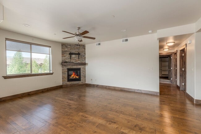 Building Photo - Bright & Spacious 2-Bed Condo in Black Roc...