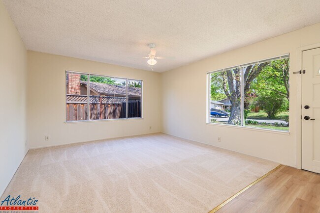 Foto del edificio - Lovely Cul-De-Sac Home | New Flooring & Paint