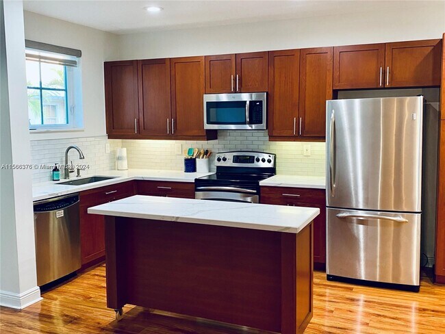Foto del edificio - 348 SW 13th St