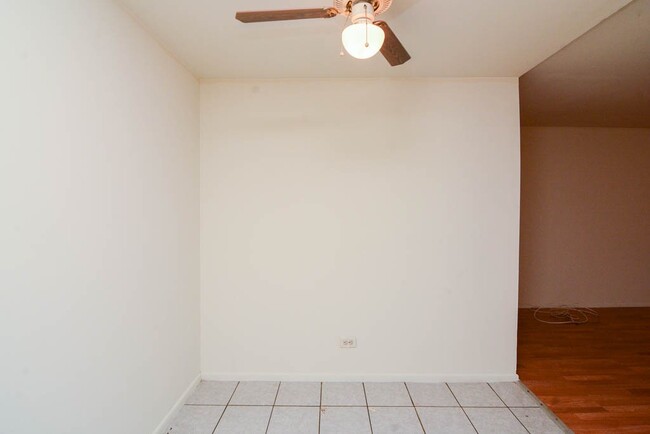 Foto del edificio - 3825 N Pine Grove Ave