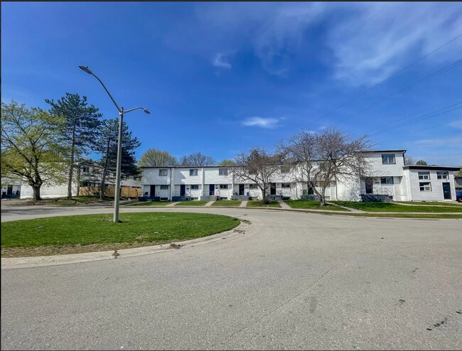 Building Photo - Sunnydale Towns