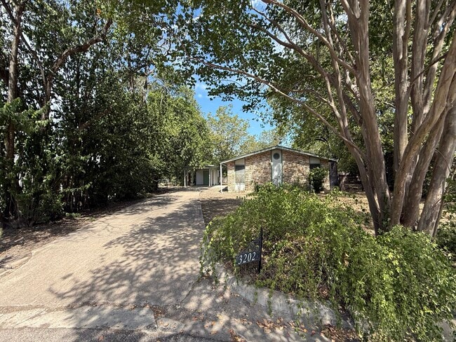 Building Photo - 3202 Locke Ln