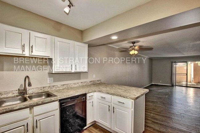 Building Photo - 810 E Colter St