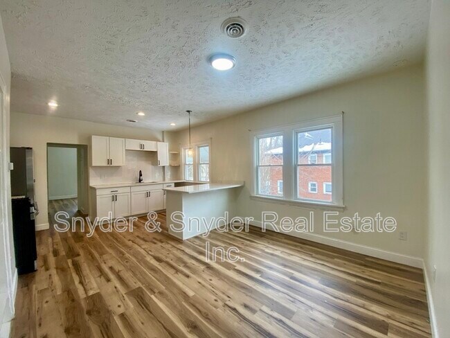 Building Photo - 884 Copley Rd