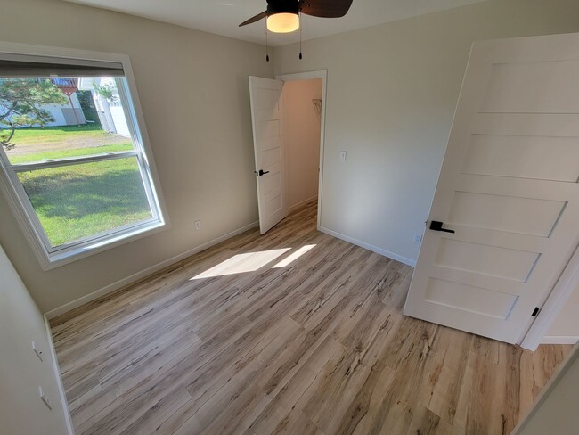 Building Photo - AVAILABLE March 1st - 3 Bed 1 Bath