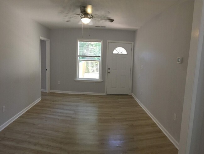 Foto del edificio - 27 Roseway Cir