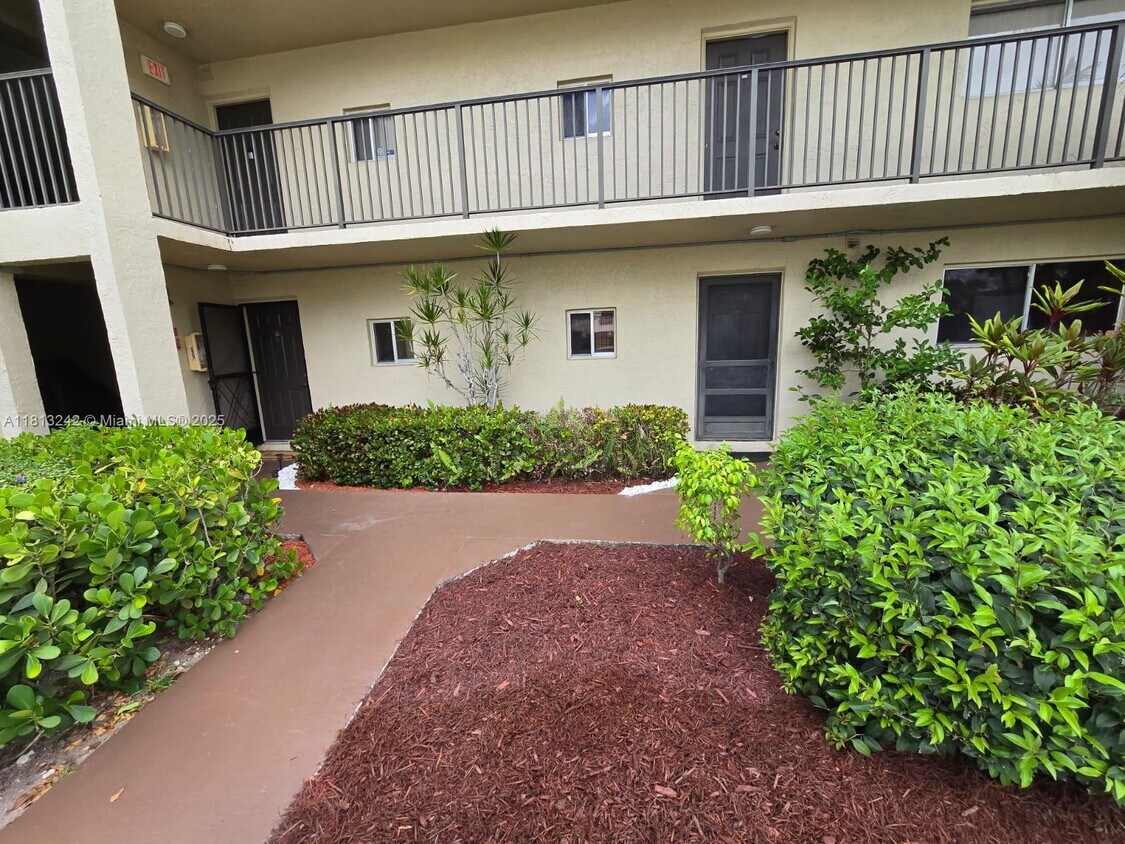Foto principal - 7960 NW 50th St