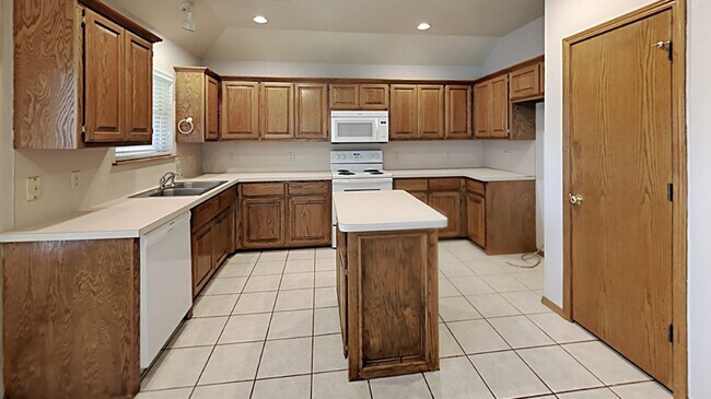 Building Photo - Updated 3 Bedroom 2 Bath Home in Yukon Sch...