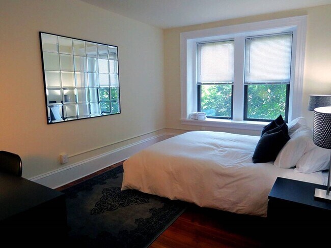 Building Photo - No fee!!!  1 month free!!  Updated Brookline 2 bedroom with CENTRAL AIR!!!!