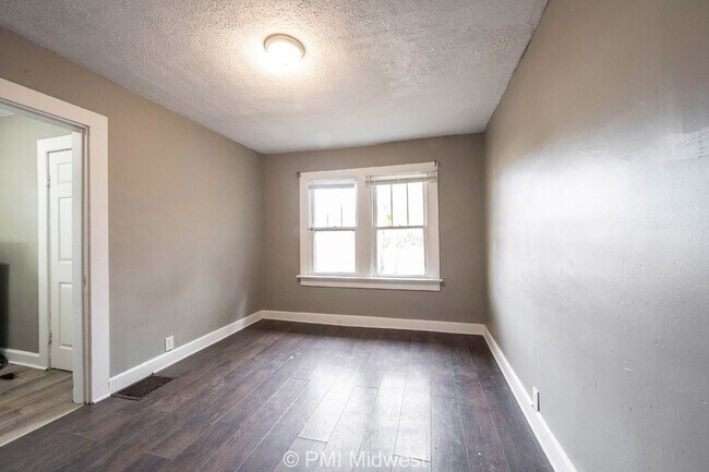 Building Photo - Charming 1 Bed Duplex with Full Bath in In...