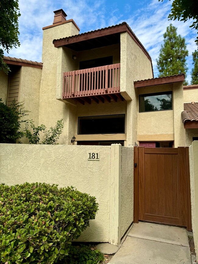 Building Photo - Spacious 3Bed/2.5 Bath Townhome available ...