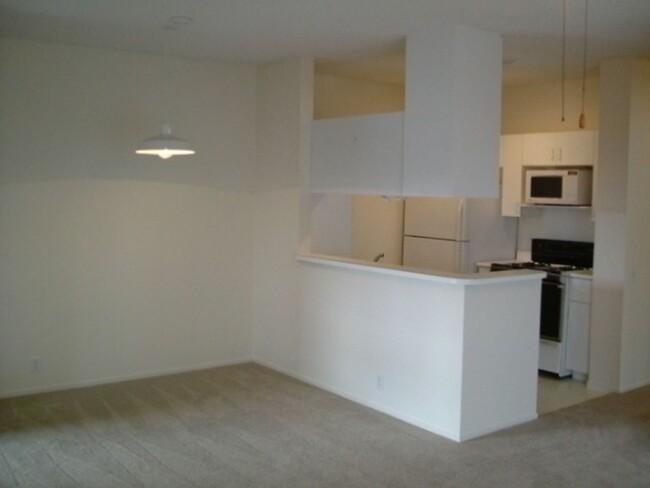 Foto del edificio - 2 bedroom, 2 bath, and, 2 assigned parking...