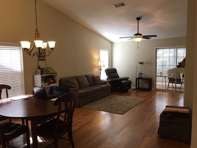 Building Photo - 3814 Pine Walk Dr