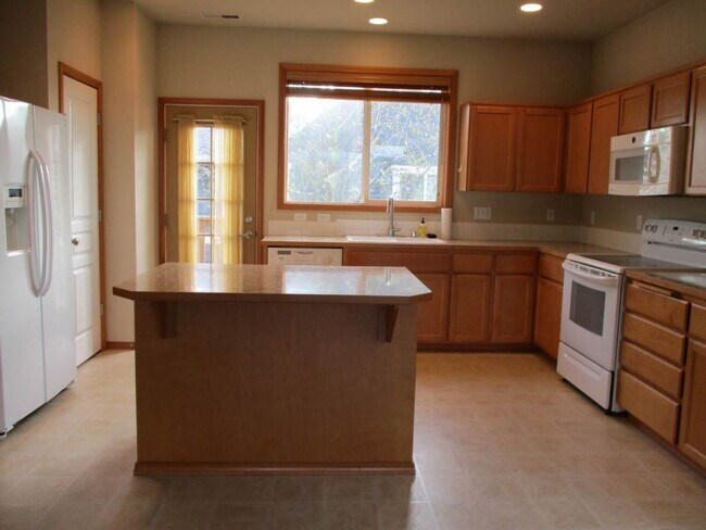 Foto del edificio - Stylish 3-Bedroom Townhouse in Fircrest Co...