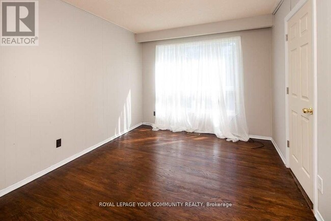 Building Photo - 23 Fontainbleau Dr