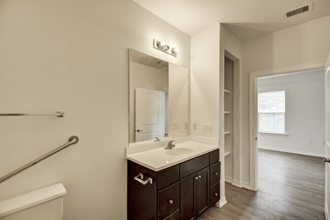 Foto del edificio - 12 Colburn Ave