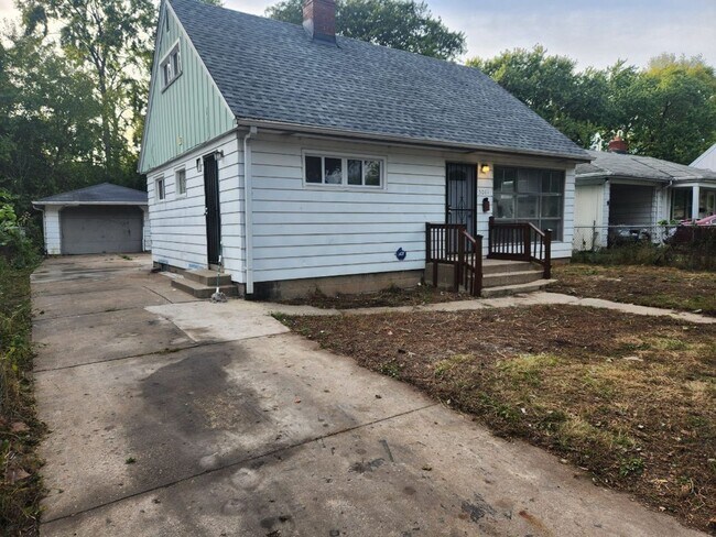 Building Photo - Single Family 4 Bedroom unit Available NOW