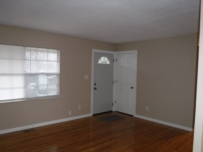 Amplia sala de estar abierta - 5305 Redwood Ln