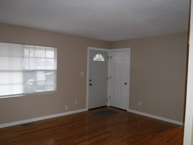 Large Open Living room - 5305 Redwood Ln