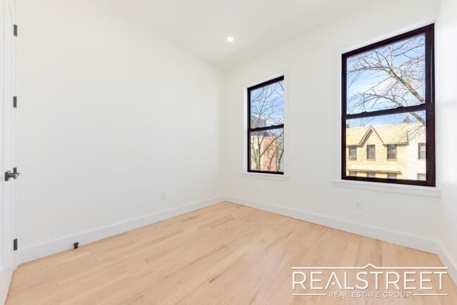 Building Photo - Brand New 4 Bed, 2 Bath with In-Unit Laund...